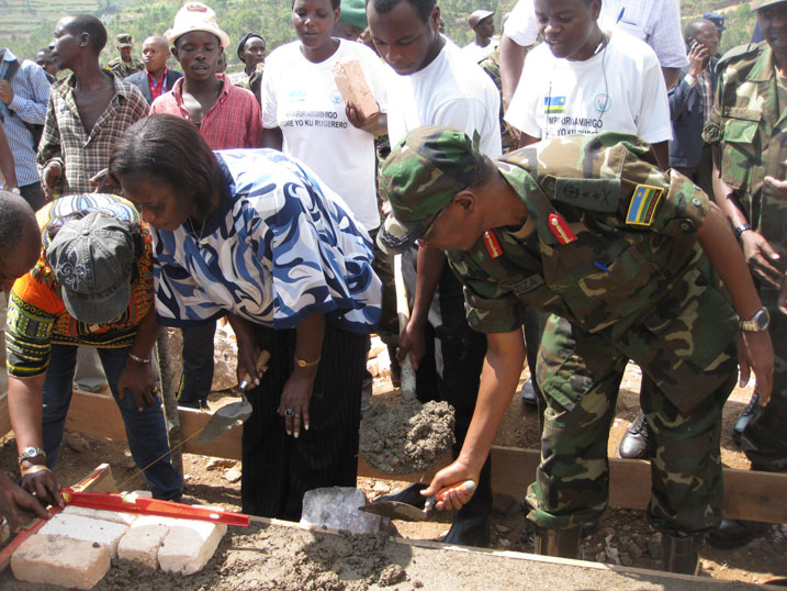 Umunyamabanga wa Leta Alvera Mukabaramba, General Major Jacques Nziza bashyira ibuye ry'ifatizo ahari kubakwa ivuriro riciriritse rya Kiyumba.