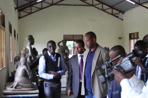 Umunyamabanga wa Leta muri MINEDUC hamwe n'umuyobozi wa WDA basura ibikorwa n'abanyeshuri.