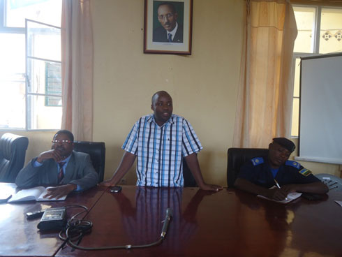 Umunyamabanga wa Leta muri MININFRA ushinzwe gutwara abantu n'ibintu, Dr Alexis Nzahabwanimana aganira n'abaturage bo mu karere ka Nyamasheke bagomba kwimurwa n'umuhanda.