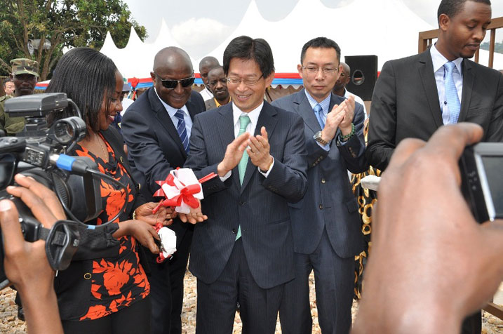 Umunyamabanga wa Leta muri MININFRA, Emma Francoise Isumbingabo na Ambasaderi w'Ubuyapani mu Rwanda, Kazuya Ogawa, bafungura ku mugaragaro umuyoboro w'amashanyarazi wa Musha.