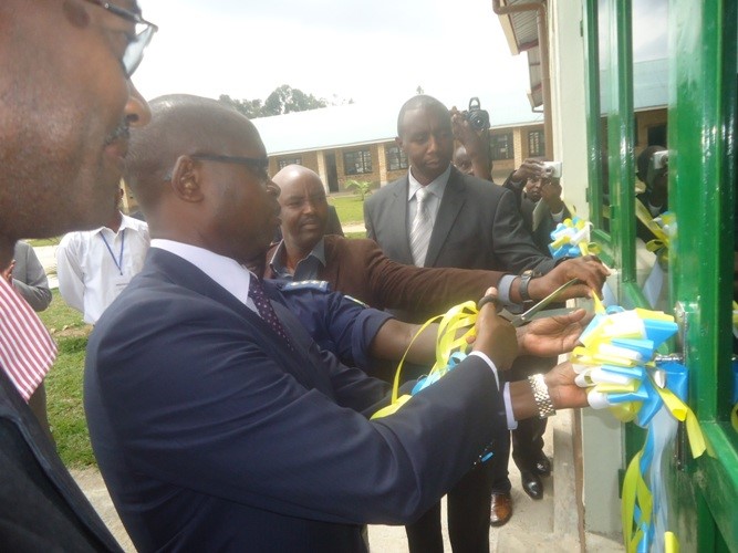 Umunyamabanga wa Leta ushinzwe amashuri abanza n'ayisumbuye, Dr Harebamungu Mathias afungura ku mugaragaro inyubako zasanwe muri ES Byimana.