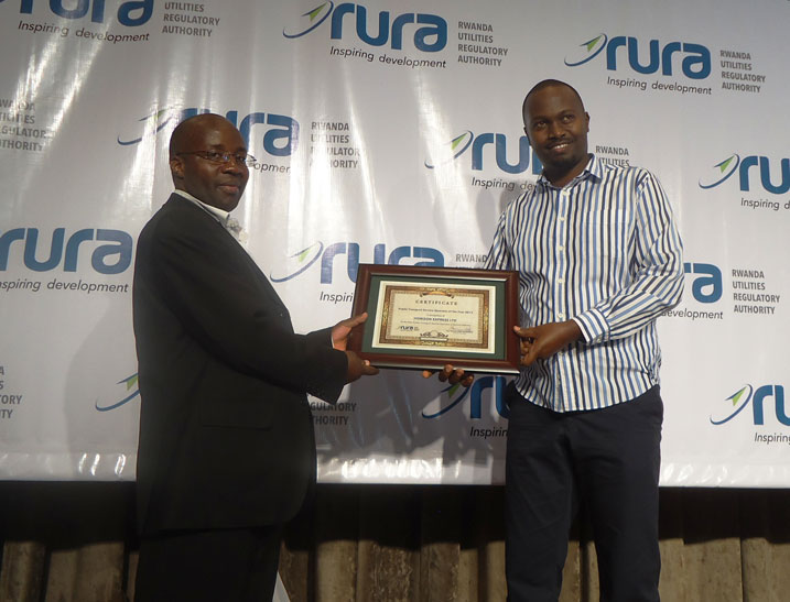 Umunyamabangwa wa Leta, Alexis Nzahabwanimana atanga icyemezo cy'ishimwe ku kigo cya Horizon Experss.