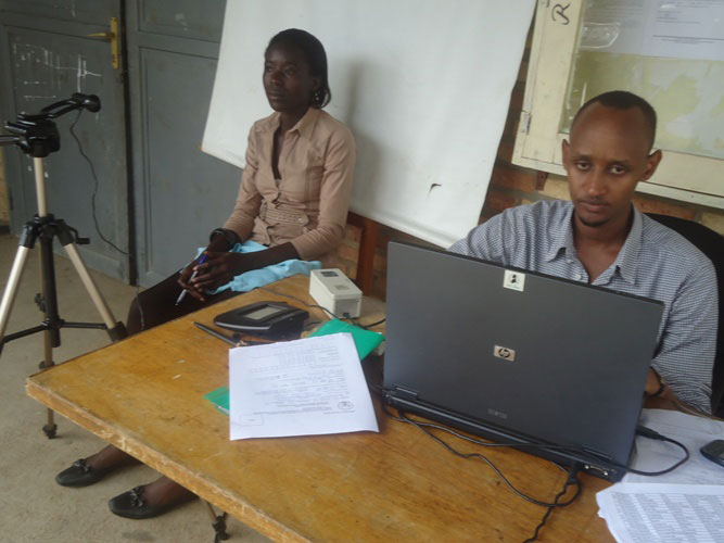 Umunyamahanga ukorera mu karere ka Ruhango arimo gufotorwa ngo azahabwe icyangombwa “resident card” kizamufasha kubona serivise zitandukanye.