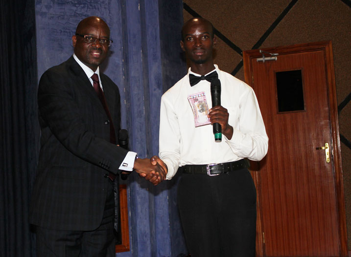 Umunyamahirwe ahabwa igihembo cye.