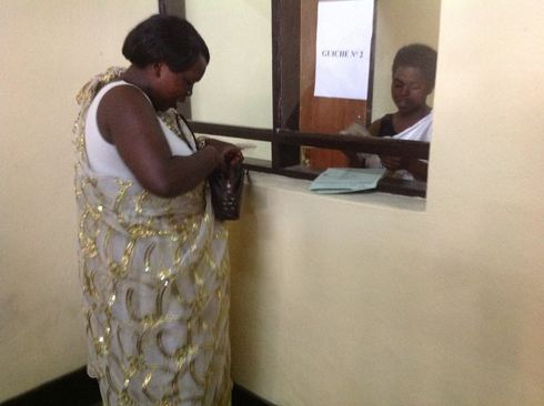 Umunyamuryango wa Sacco ari kubitsa amafaranga.