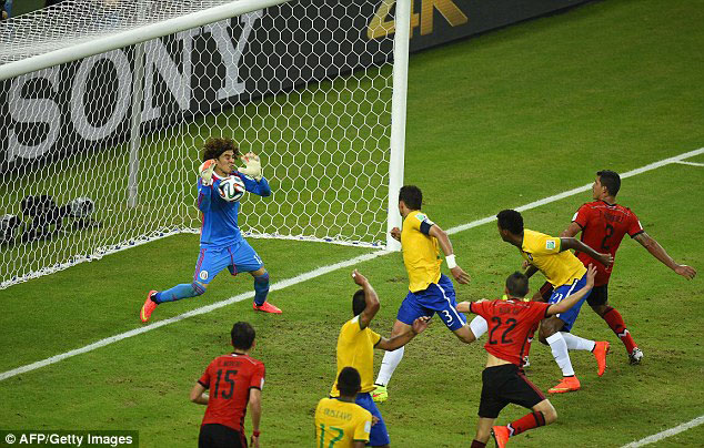 Umunyezamu wa Mexique Guillermo Ochoa yagoye cyane ikipe ya Brazil ayibuza kubona igitego.