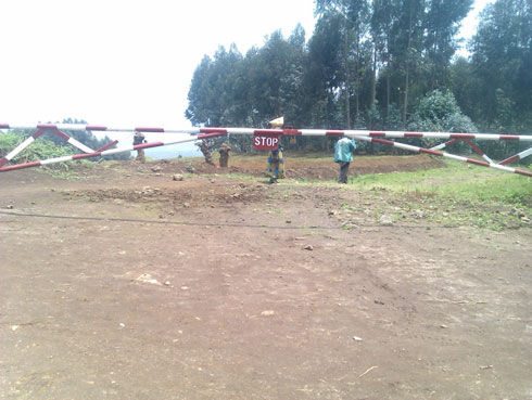 Umupaka wa Kabuhanga abaturage bakomeje imirimo nyuma y'ibisasu bimaze iminsi bijugunywa mu Rwanda.