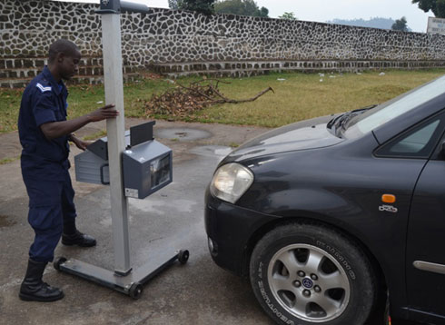 Umupolisi ari kugenzura amatara y