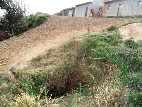 Umurambo we bawusanze mu musarani uherereye hepfo y'inzu yari acumbitsemo inyuma y'urugo rw'umuturage.