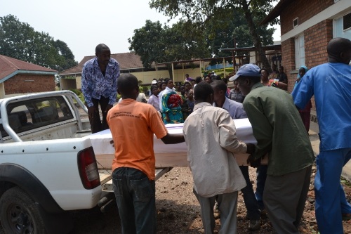 Umurambo wa Mukagasana ukurwa m'uburuhukiro bw'ibitaro bya Gisenyi.