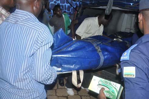 Umurambo wa Nyakwigendera winjizwa mu ngobyi ya Polisi.