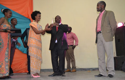 Umuririmbyi Knowless niwe washyikirije igihembo Guverineri Bosenibamwe.