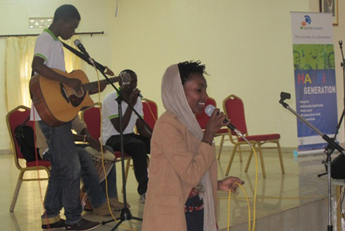 Umuririmbyi Teta ari kuririmba live.