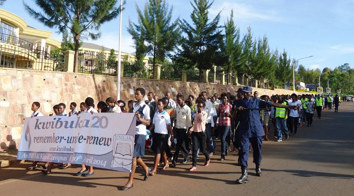 Umuryango w'abakora n'abiga muri INILAK bagize urugendo rwo kwibuka bava i Nyanza ya Kicukiro, bagana ku ishuri.