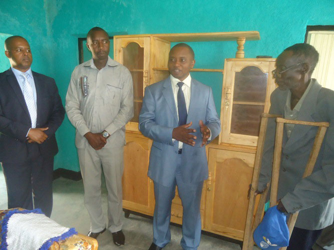 Umusaza Nashamaje Antoine yashyikirijwe inzu y'ubukiwe na Mpanda VTC.