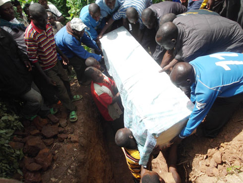 Umusaza yashyinguwe nyuma yo kwicwa na Mwishywa we yareze.