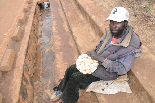 Umusaza Bavakure yemeza ko azigumira mu mwuga we wo gucuruza amagi.