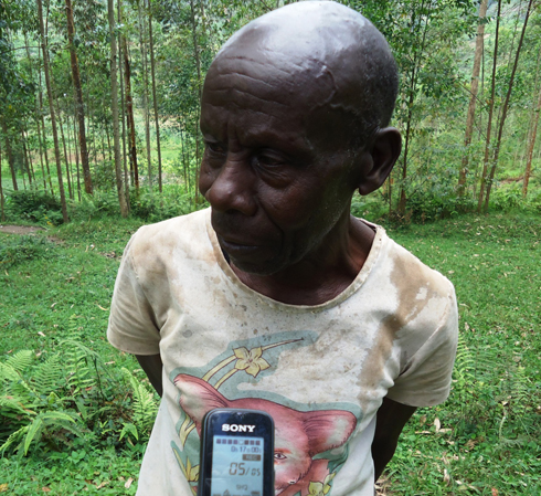 Umusaza Joseph Ntigubahirya yariye umunyu wo mu bikangaga. (Photo: N. Leonard).