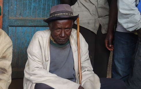 Umusaza Kamamanzi mu busore bwe ngo ntiyigize atunga amafaranga 1000.