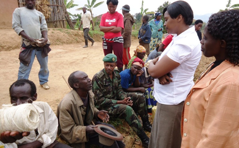 Umusaza Murikamahiri aganira n