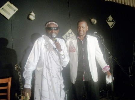 Umusaza Sentore ari kumwe n'umuhungu we Masamba