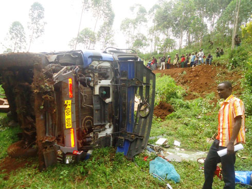 Umushoferi w'iyi kamyo, Haji Salum (uri imbere y'imodoka) avuga ko we na tandiboyi bayisohotsemo ari bazima.