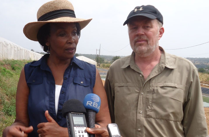 Aha Idamange Faith n'umugabo we Rogers Martin Shaw baraganira n'abanyamakuru banabasobanurira uko bakora umushinga wabo