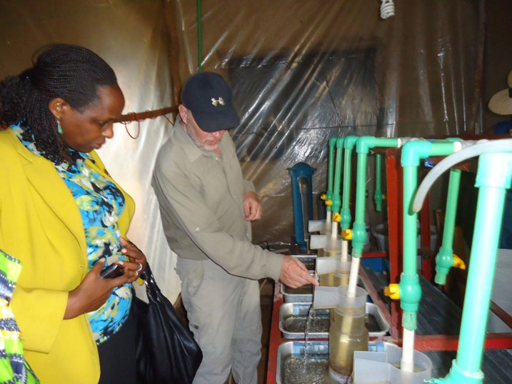 Aha Rogers Martin Shaw arereka minisitiri Kalibata uko baturaga umurama ukavamo amagi y'amafi.