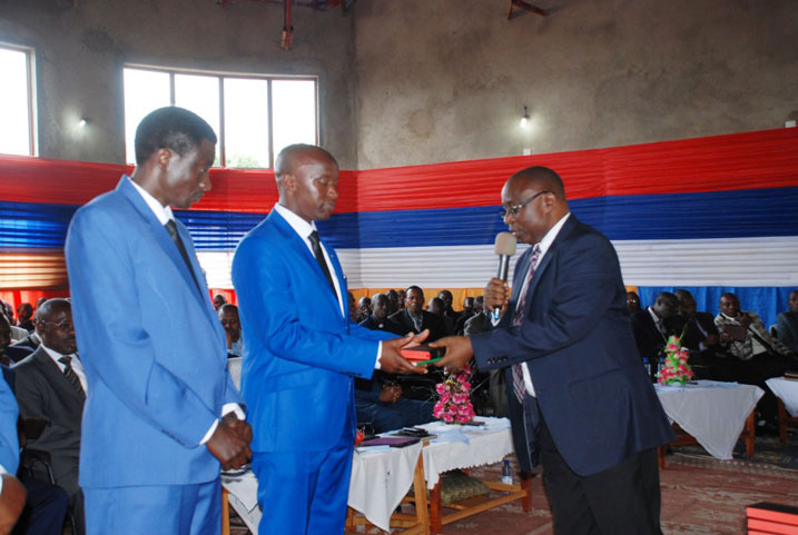 Umushumba w'itorero rya ADEPR yahaye abashumba bashya impano y'ijambo ry'Imana bazigfashisha mu kuragira abakirisito.