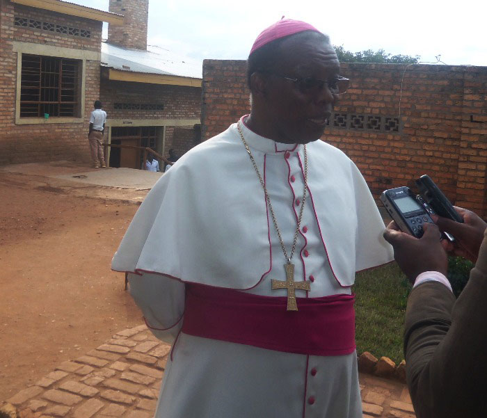 Umushumba wa Diocese ya Butare na Gikongoro Msgr Phillipe Rukamba ashishikariza ababyeyi kuganiriza abana babo.