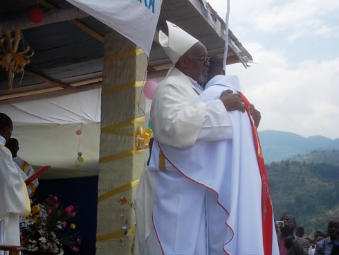 Umushumba wa diyoseze ya Nyundo yashimiye uwahawe ubupadiri kuko kubigeraho bitoroshye.