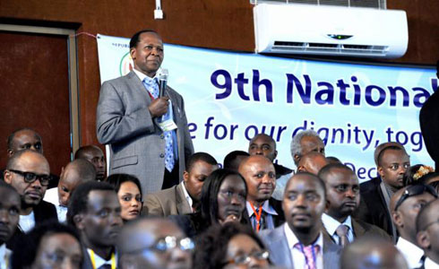 Umwe mu bitabiriye Inama y'Umushyikirano atanga igitekerezo.