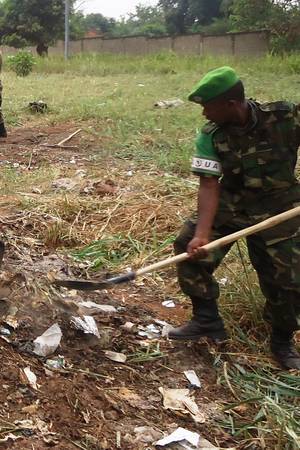 Umusirikare wa RDF akora umuganda mu gace baherereyemo mu murwa mukuru wa Centrafrique, Bangui.
