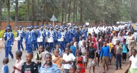 Umutambagiro w'itsinda rya polisi y'igihugu ririmba rihimbaza ibirori.