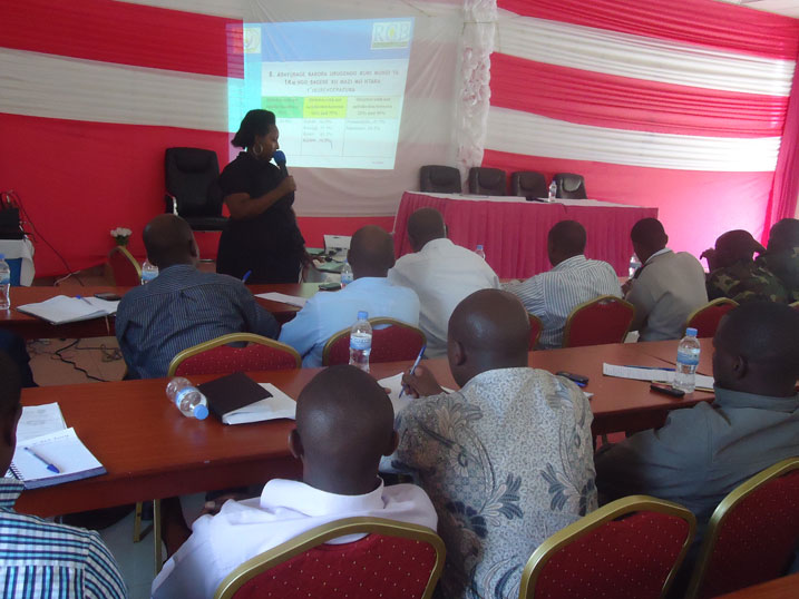 Umutesi Aimee, Umushakashatsi muri RGB, yerekana ibyavuye mu bushakashatsi bujyanye n