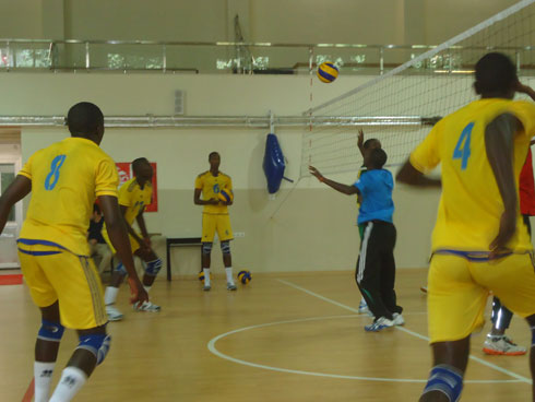 Umutoza Jean Marie Nsengiyumva (wambaye ubururu) ahata abakinnyi be imyitozo ya nyuma.