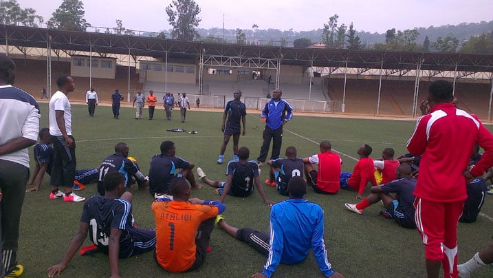 Umutoza Sam Ssimbwa aganira n'abakinnyi nyuma y'imyitozo.