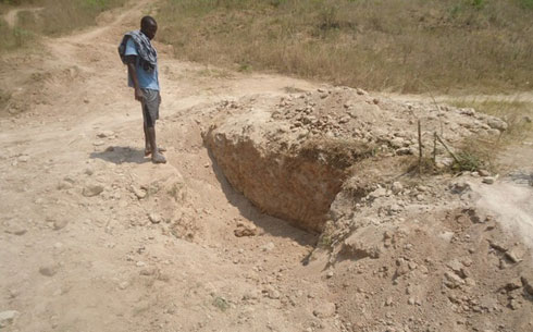 Umuturage yereka umunyamakuru aho uyu mwanda uza ukaruhukira bagahita bawurenzaho itaka ngo udakomeza kubanukira.