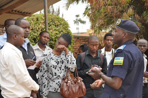 Umuvugizi wa Police, ACP Theos Badege, aganira n'abanyamakuru.