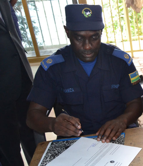 Umuvugizi wa polisi mu Ntara y'Uburengerazuba, Supt. Hamza.