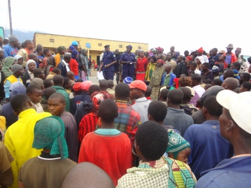 Umuvugizi wa Polisi mu Majyaruguru hamwe n'ushinzwe traffic baganiriza abaturage.