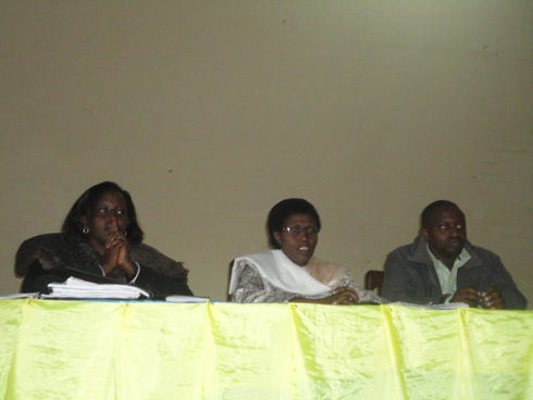 Umuvunyi mukuru wungirije, Mme Kanzayire Bernadette (hagati) hamwe na bamwe mu bo bafatanyije kumva no gukemura ibibazo by