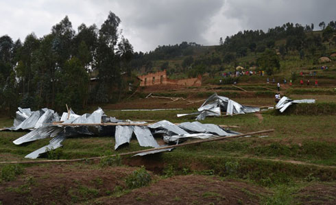 Umuyaga uvanze n'imvura wagurukanye amabati yari ashakaje uwo usengero ayajyana kure hepfo yarwo.