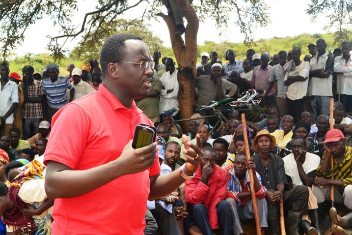 Umuyobozi Mukuru ushinzwe Ikoranabuhanga muri MYICT, Nkurikiyimfura Didier ageza ijambo ku baturage bitabiriye umuganda.