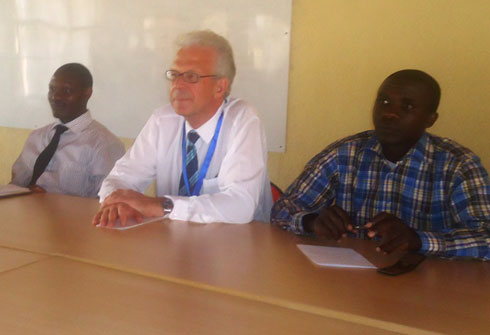 Umuyobozi Mukuru wa Kibogora Polytechnic, Prof. David Hamblin (hagati), ibumoso ni Umuyobozi w'Urwego rw'Abayobozi (Board of Directors) muri KP naho iburyo ni Umuvugizi wungirije wa KP.