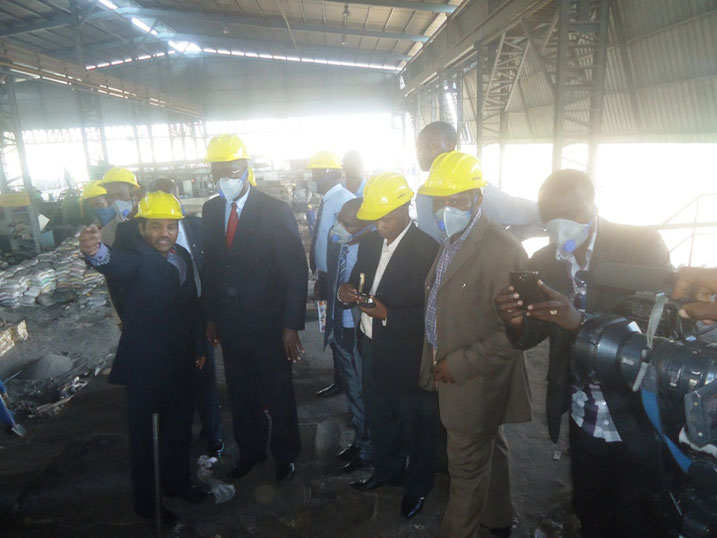 Umuyobozi Mukuru wa SteelRwa, Mohd Zaheeruddin (ibumoso) arasobanurira Minisitiri Anastase Murekezi, uko batunganya ibyuma bishaje bakabibyazamo Fer à béton zo kubakisha.