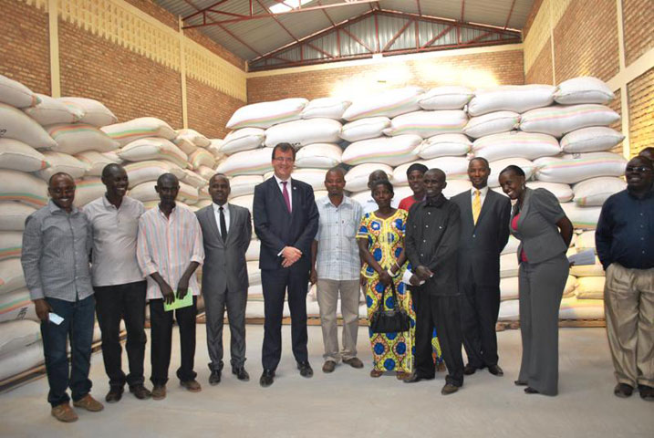 Umuyobozi Mukuru wungirije wa Banki y'Isi ushinzwe imari, Bertrand Badré (hagati) yishimiye ko ibikorwa by'umushinga LWH-RSSP byafashije abaturage kugera ku musaruro ubavana mu bukene.