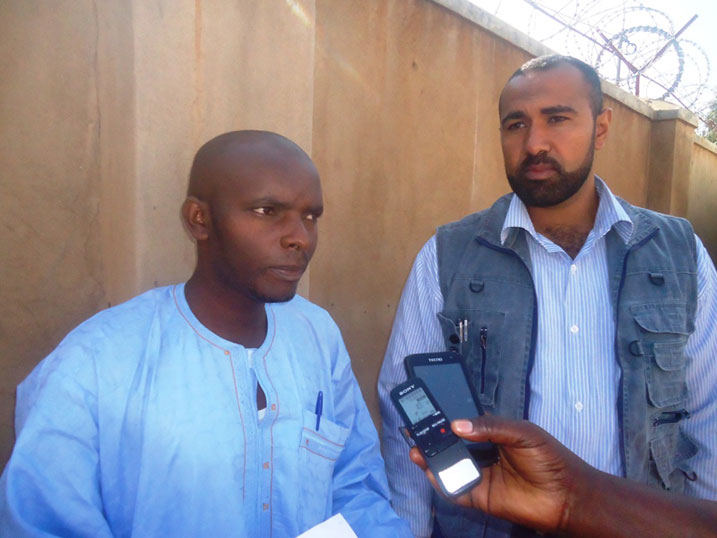 Umuyobozi Mukuru wungirije wa EHE Rwanda, Mohamed Amini (iburyo) n'uwamusemuriraga.