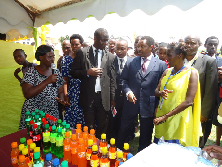 Umuyobozi w'ikigo cy'igihugu cy'imiyoborere yerekwa bimwe mu bimurikwa n'uruganda rukora ibinyobwa bidasindisha.