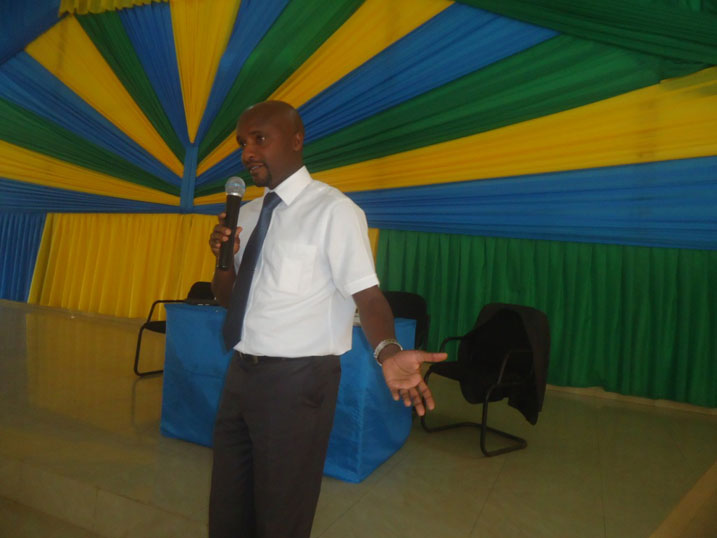 Umuyobozi mukuru w'isoko ry'imari n'imigabane mu Rwanda, Rwabukumba Pierre Céléstin, asaba Abanyarusizi kwitabira ishoramari ry'impapuro nyemezamwenda.